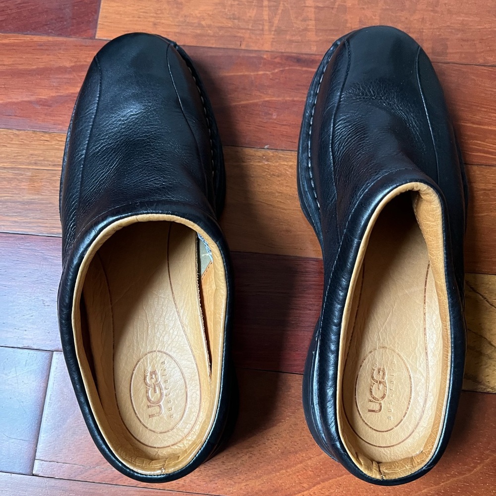 Men’s size 8 leather Ugg clogs.